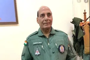 बेंगलुरु : तेजस में उड़ान भरने वाले पहले रक्षा मंत्री बने राजनाथ, विमान कंट्रोल भी किया; कहा- भारत इसे निर्यात करने की स्थिति में