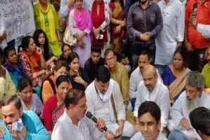 आप का भाजपा नेता विजय गोयल के आवास पर धरना