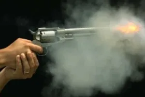 थाने में गोलीबारी करके इनामी बदमाश को छुड़ा ले गए बदमाश
