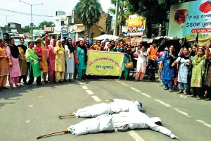 मांगों को लेकर सड़कों पर उतरी आंगनबाड़ी कर्मचारी
