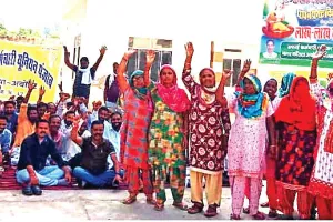 वेतन न मिलने से सफाई सेवकों ने शुरू किया अनिश्चितकालीन धरना