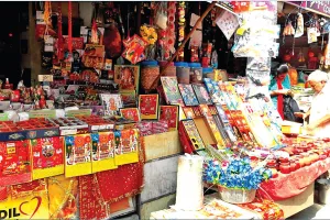 निर्धारित स्थानों को छोड़ आबादी वाले क्षेत्रों में दुकानदार बेच रहे पटाखे