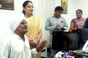 अंतरराष्ट्रीय बुजुर्ग दिवस : वृद्धाश्रम से लाकर बुजुर्ग को बनाया ‘एक दिन का कलेक्टर’