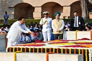 कोविंद, नायडू और मोदी ने अर्पित की महात्मा गांधी को पुष्पांजलि