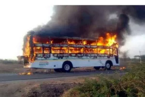 चलती निजी बस में लगी आग, एक यात्री जिंदा जला
