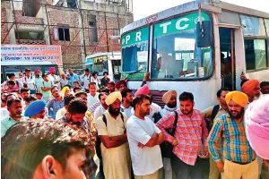 पीआरटीसी चालकों व कंडक्टरों का जीएम के खिलाफ फूटा गुस्सा, की रोड जाम