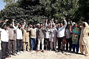 मांगों को लेकर सड़कों पर उतरे कच्चे वन कर्मचारी