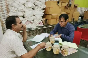फर्रूखनगर में हलवाईयों की दुकान से लिए मिठाइयों के सैंपल