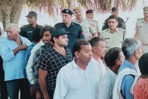 जनता के साथ नेताओं ने भी लाइन में लगकर किया मतदान