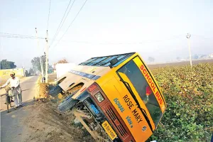 सड़क पर बने गड्ढों में पलटी स्कूल वैन तो भड़के अभिभावक