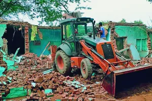 हाईकोर्ट के आर्डर पर क्वाटरों को खाली करवाकर तोड़ा, 20 परिवार हुए बेघर