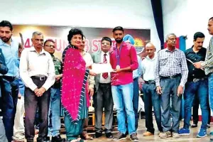 अबोहर : मनीष इन्सां ने स्टेट लेवल पर योगा में जीता सिल्वर पदक