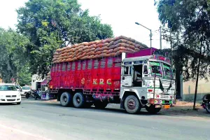 सावधान! सड़कों पर मौत के दूत बन कर घूम रहे ओवरलोड वाहन
