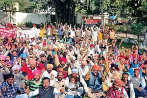 पटियाला : मांगों को लेकर सड़कों पर उतरे चतुर्थ श्रेणी कर्मचारी, निकाली रोष रैली