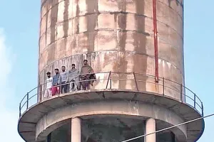 हत्यारों की गिरफ़्तारी को लेकर टंकी पर चढ़े मृतक के परिजन