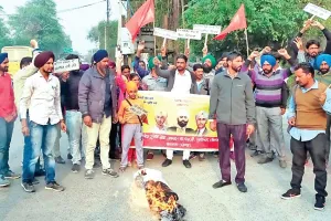 बरनाला : मांगों को लेकर सड़कों पर उतरे ठेका कर्मचारी
