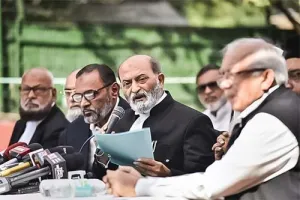 सर्वोच्च निर्णय के बावजूद सियासत जारी