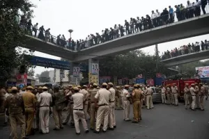 दिल्ली: वकीलों से झड़प के विरोध में पुलिस का प्रदर्शन