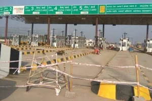 टोल टैक्स पर सियासी घमासान
