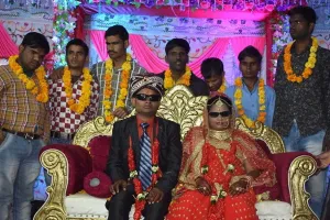 अनोखी शादी: जिसे पूरे गांव ने देखा लेकिन दुल्हा-दुल्हन व बाराती नहीं देख पाए