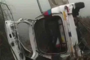 कार नहर में गिरी, छह की मौत