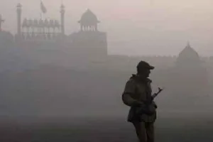 उत्तर भारत में शीत लहर, कोहरे में गाड़ी चलाते समय रखें सावधानी