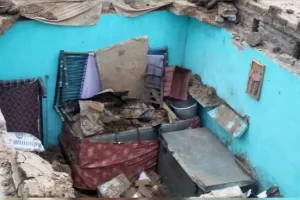 मकान की छत गिरी, मलबे में दबकर दो बच्चों की मौत, पांच गंभीर घायल