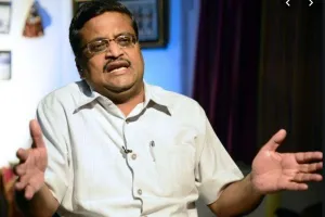 मीडिया की लाइमलाइट में रहने के लिए सोशल मीडिया पर सरकार को घेरते हैं अशोक खेमका !