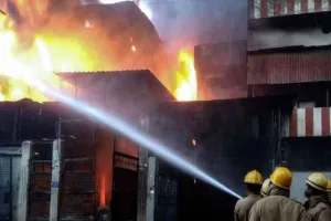 नरेला में धूं-धूं कर जल गई दो फैक्टरियां