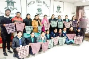 ग्रामीणों को प्लास्टिक के दुष्प्रभावों बताए