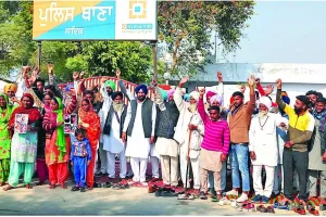पुलिस की ढ़ीली कार्रवाई को लेकर पीड़ित परिवार ने घेरा थाना