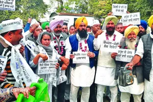 ‘आप’ ने प्याज की मालाएं पहनकर जताया रोष