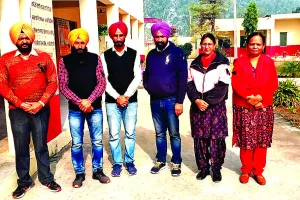 हजारों अध्यापकों ने रोष के तौर पर राज्य भर के स्कूलों में लगाए ‘काले बिल्ले’
