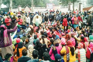 सड़कों पर उतरे परिजन, अमृतसर-जालंधर हाइवे जाम, स्कूल मैनेजमेंट के खिलाफ कार्रवाई की मांग