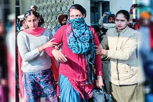 धरने पर बैठी महिला डॉक्टर को पुलिस ने जबरन उठाया, एचओडी पर लगाए दुर्व्यवहार के आरोप