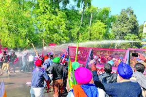 फरीदकोट : पुलिस व प्रदर्शनकारियों के बीच तीखी झड़प
