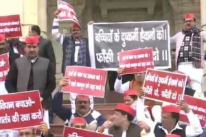 यूपी: सदन की कार्यवाही से पहले धरने पर बैठे सपा विधायक