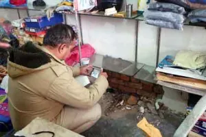 सर्दी से बचने के लिए चोर चुरा ले गए कोट