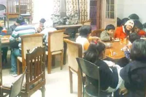 पावन अवतार माह की खुशी, जरूरतमंद बच्चों को भोजन करवा कर मनाई