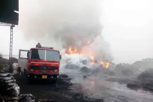 बाबा राणाधीर टायर फैक्ट्री में लगी आग