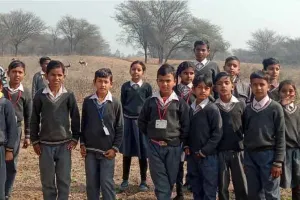 हिरणों को देख रोमांचित हुए बच्चे