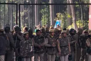 Live दिल्ली: जेएनयू के छात्रों और शिक्षकों का प्रदर्शन, पैदल मार्च पर अड़े प्रदर्शनकारी