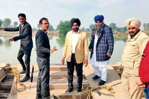 फिरोजपुर : खुद नाव चलाकर विद्यार्थियों की मुश्किलें सुनने पहुंचे शिक्षा सचिव
