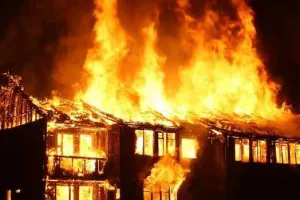 आग का गोला बना लकड़ी का घर, 9 जिंदा जले