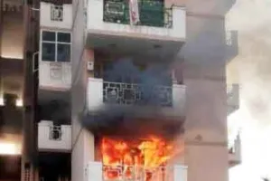 Fire: सोसायटी के फ्लैट में लगी भीषण आग