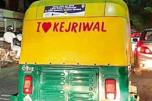 ‘आई लव केजरीवाल’ स्टीकर पर कटा 10 हजार का चालान