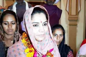 पाकिस्तानी मूल की नीता कंवर बनी सरपंच