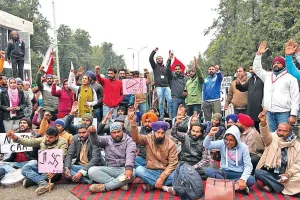 ट्रेड यूनियनों व बैंकों की देशव्यापी हड़ताल से कारोबार प्रभावित