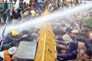 चंडीगढ़ : प्रदेश में महंगी बिजली का मुद्दा गर्माया, वर्करों ने किया जमकर प्रदर्शन
