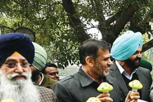 झुनझुने लेकर विस पहुंचे अकाली विधायक, सदन का किया वाकआउट